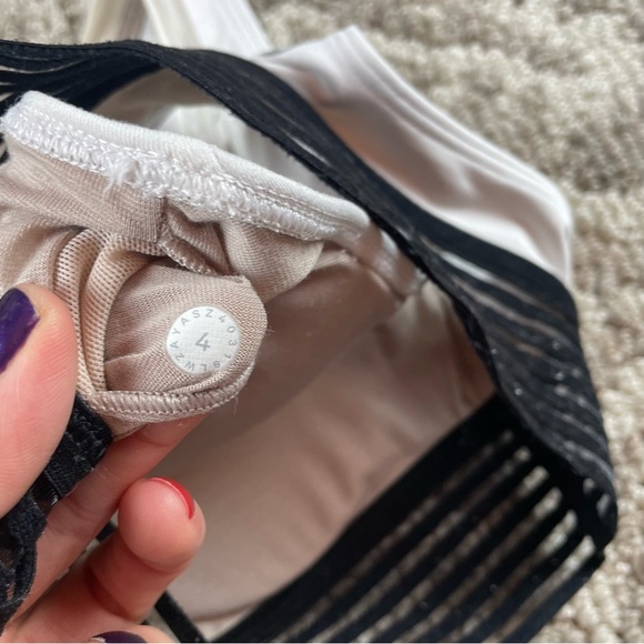 Lululemon Sports Bra Size 4 - Picture 2 of 4